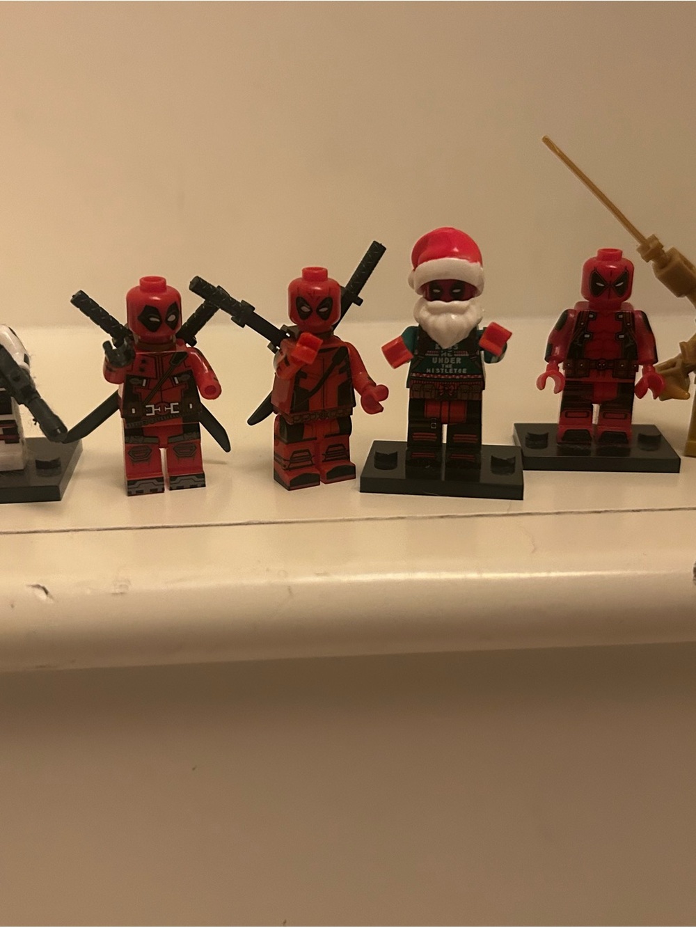 Deadpool Minifigure Collection – 6 Figures + Weapons & Accessories